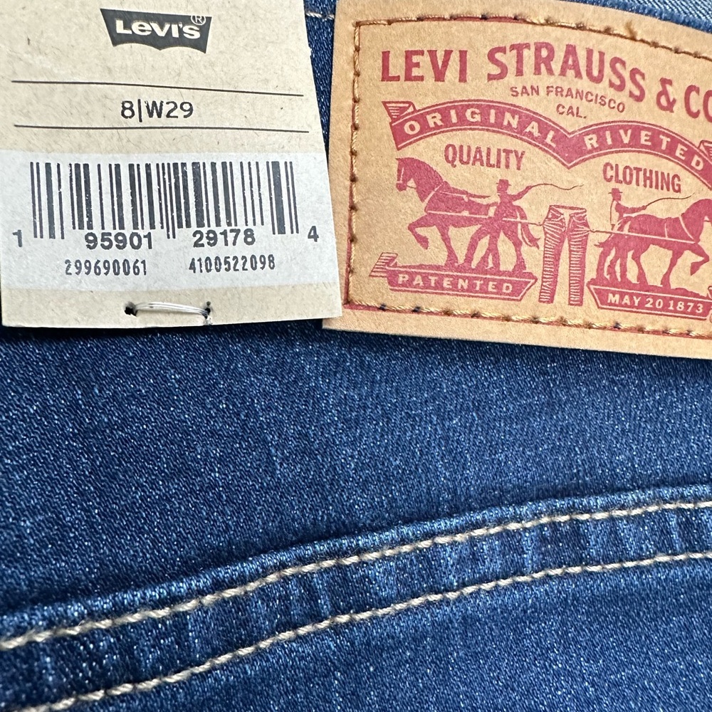 Signature by Levi Strauss & Co. Gold Label Women's Mid-Rise Bermuda Shorts New - Picture 4 of 4